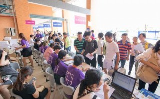 广东科技学院大学 广东科技学院迎来1万余名新生，这对兄弟顺利入校报到